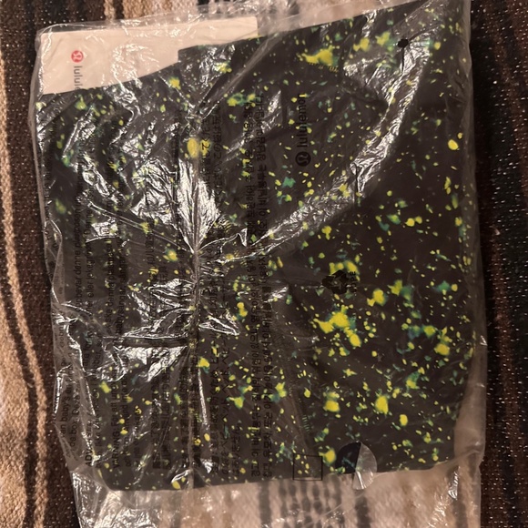 Size 16 BNWT Lululemon Leggings - Picture 4 of 4